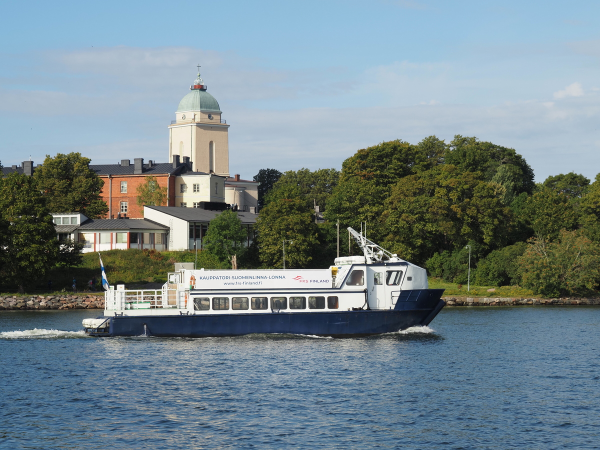 Laiva menossa Suomenlinnaan